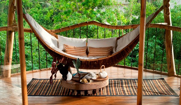bamboo-tree-house-with-hanging-chairs